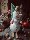 Сніговик на лижах з ялинкою Ексклюзивна дерев'яна іграшка ручної роботи, фото №4
