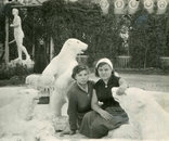 Парк Скульптура Фонтан Білий Ведмідь Кішка Подружка Дівчата, фото №3