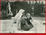 Парк Скульптура Фонтан Білий Ведмідь Кішка Подружка Дівчата, фото №2