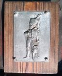 Старовинна дерев'яна настінна табличка з клеймом Свинцевий лицар-солдат, фото №2