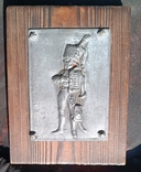 Старовинна дерев'яна настінна табличка з клеймом Свинцевий лицар-солдат, фото №6