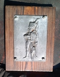 Старовинна дерев'яна настінна табличка з клеймом Свинцевий лицар-солдат, фото №7