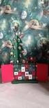 Рождественский деревянный настольный адвент-календарь Thomas Pacconi на 2004 год с украшен, фото №4