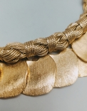 Колье-чокер из крупных лепестков золотого цвета. США. 70-80-е гг.(169С01), фото №6