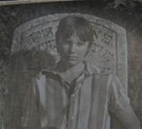 Еврейское кладбище, юноша у памятника. 1975 г., фото №2