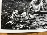 Фото девушки с Буратино на траве, фото №6