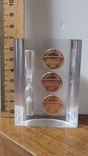 Сувенирные песочные часы с американскими центами. 1980 год, фото №3
