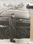 Солдат облокотился на танк., фото №2