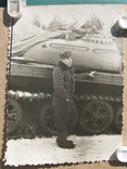 Солдат облокотился на танк., фото №3