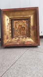 Икона Богородицы в золоченом киоте ., фото №2