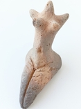 Копія древньої глиняної фігурки жінки або божества, фото №2