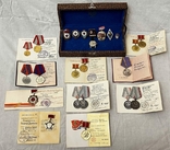 Комплект медалей с документами и знаков на одну семью в семейной шкатулке., фото №2