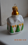 Скляна ялинкова іграшка "Будиночок, будиночок в снігу з ялинками". Висота 8 см., фото №3