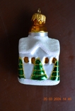 Скляна ялинкова іграшка "Будиночок, будиночок в снігу з ялинками". Висота 8 см., фото №8