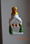 Скляна ялинкова іграшка "Будиночок, будиночок в снігу з ялинками". Висота 8 см., фото №9