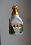 Скляна ялинкова іграшка "Будиночок, будиночок в снігу з ялинками". Висота 8 см., фото №10