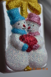 Скляна ялинкова іграшка "Новорічний подарунок. Сніговики з серцем». Висота 9 см., фото №6