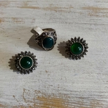 Комплект клипсы и кольцо с зелеными вставками, фото №2