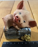 Копилка свинья на сундуке, фото №2
