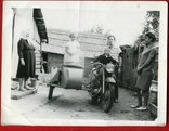 Мотоцикл з коляскою дівчинка дитина чоловік село, фото №2
