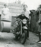 Мотоцикл з коляскою дівчинка дитина чоловік село, фото №3