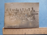 1940 компанія пляж голий торс купальники, фото №2
