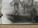 Солдаты залезают на танк, фото №4