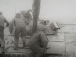 Солдаты залезают на танк, фото №5