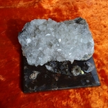Білий мінерал на сувенірній підставці, фото №2