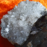 Білий мінерал на сувенірній підставці, фото №3