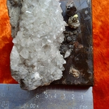Білий мінерал на сувенірній підставці, фото №4