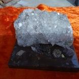 Білий мінерал на сувенірній підставці, фото №8