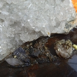 Білий мінерал на сувенірній підставці, фото №11