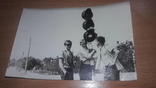 Фото сельские парни стоят возле светофора, фото №2