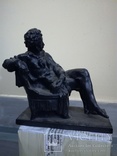 Пушкин в кресле с подписью скульптора, фото №2