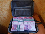 Сумка-дипломат с деньгами 200 гривень ( Муляж) Бутафорские деньги, фото №2
