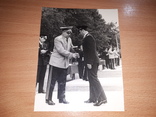 Фото генерал лейтенант вручает награду офицеру, фото №2
