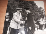 Фото генерал лейтенант вручает награду офицеру, фото №3