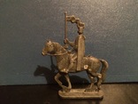 Крестоносец с флагом на коне, фото №2