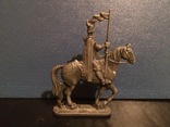 Крестоносец с флагом на коне, фото №3