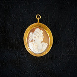 Камея на раковине в золотой оправе, фото №2