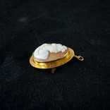 Камея на раковине в золотой оправе, фото №5