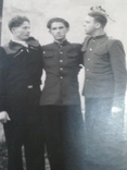 Трое друзей, двое в военных кителях, фото №3
