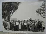 Старое фото группа людей на фоне памятника 240/180мм, фото №2