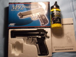 Фирменный страйкбольный пистолет и упаковка пулек, фото №2
