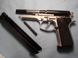 Фирменный страйкбольный пистолет и упаковка пулек, фото №6