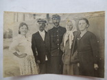 Старое фото офицера в форме с группой людей 86/56мм, фото №2