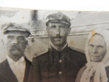 Старое фото офицера в форме с группой людей 86/56мм, фото №3