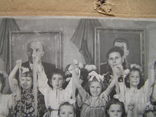 Дети в национальных костюмах (портреты Ленина и Сталина), фото №4