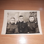Фото сержанты артиллеристы один со знаком Отличный артиллерист  1953 год, фото №2